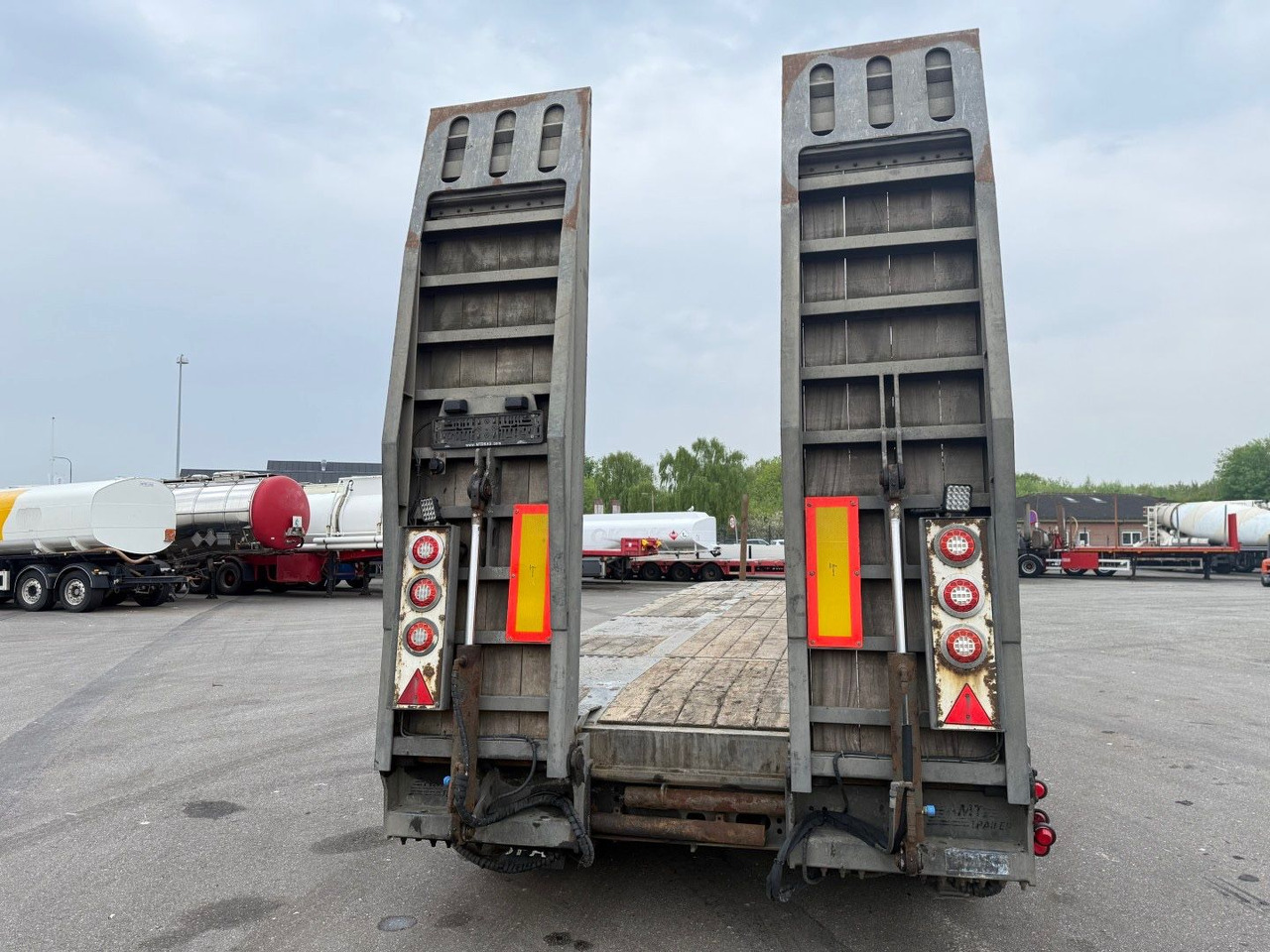 MTDK 4 Achsen 30 t. Maschinen Hydr. rampen - Žemo profilio platforma priekaba: foto 5 MTDK 4 Achsen 30 t. Maschinen Hydr. rampen - Žemo profilio platforma priekaba: foto 5