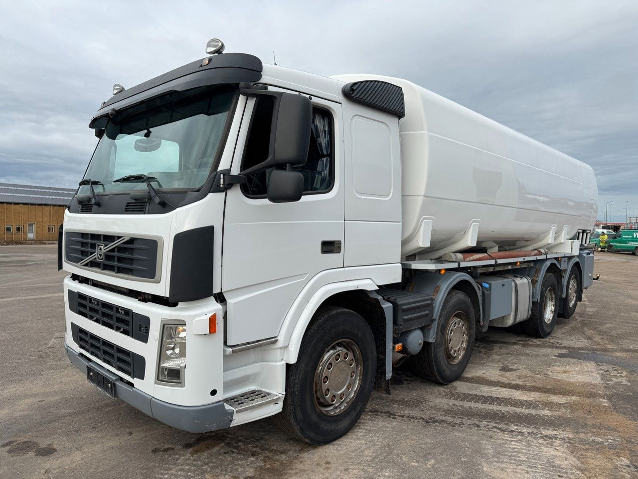 Volvo FM 440 8x2*6 24.000 l. ADR Tanktruck - Autocisterna: foto 1 Volvo FM 440 8x2*6 24.000 l. ADR Tanktruck - Autocisterna: foto 1