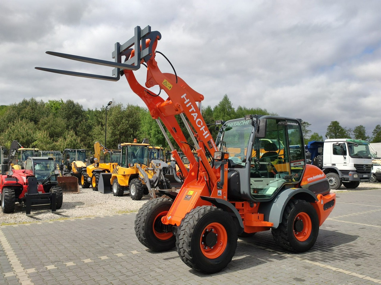 Hitachi ZW75 Wheel Loader Szybko-Złącze Widły Stan Bardzo Dobry - Ratinis krautuvas: foto 1 Hitachi ZW75 Wheel Loader Szybko-Złącze Widły Stan Bardzo Dobry - Ratinis krautuvas: foto 1