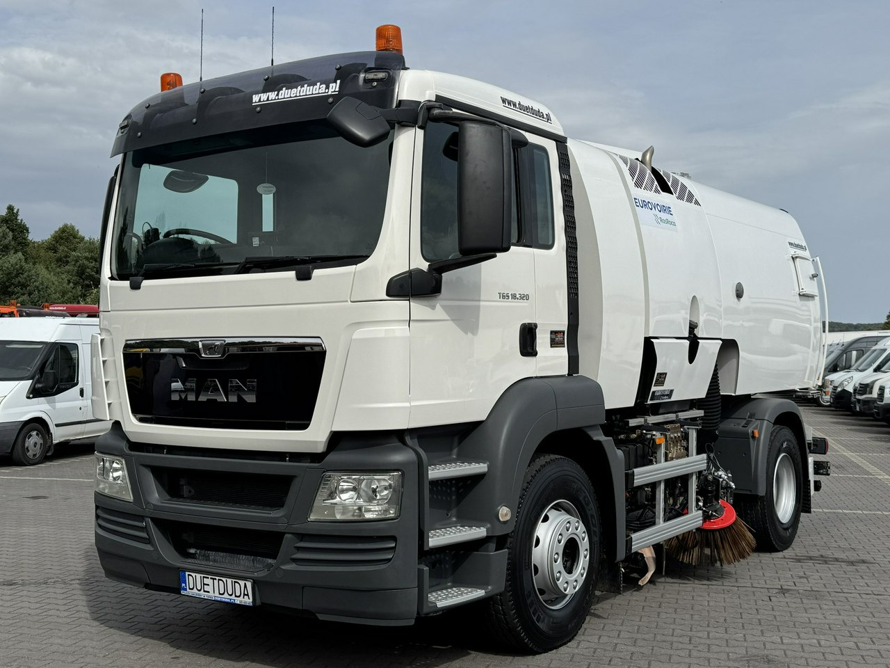 MAN TGS 18.320 E5 BUCHER OPTIFANT 8000 Zamiatarka Uliczna Euro 6 - Gatvių šlavimo mašina: foto 4 MAN TGS 18.320 E5 BUCHER OPTIFANT 8000 Zamiatarka Uliczna Euro 6 - Gatvių šlavimo mašina: foto 4