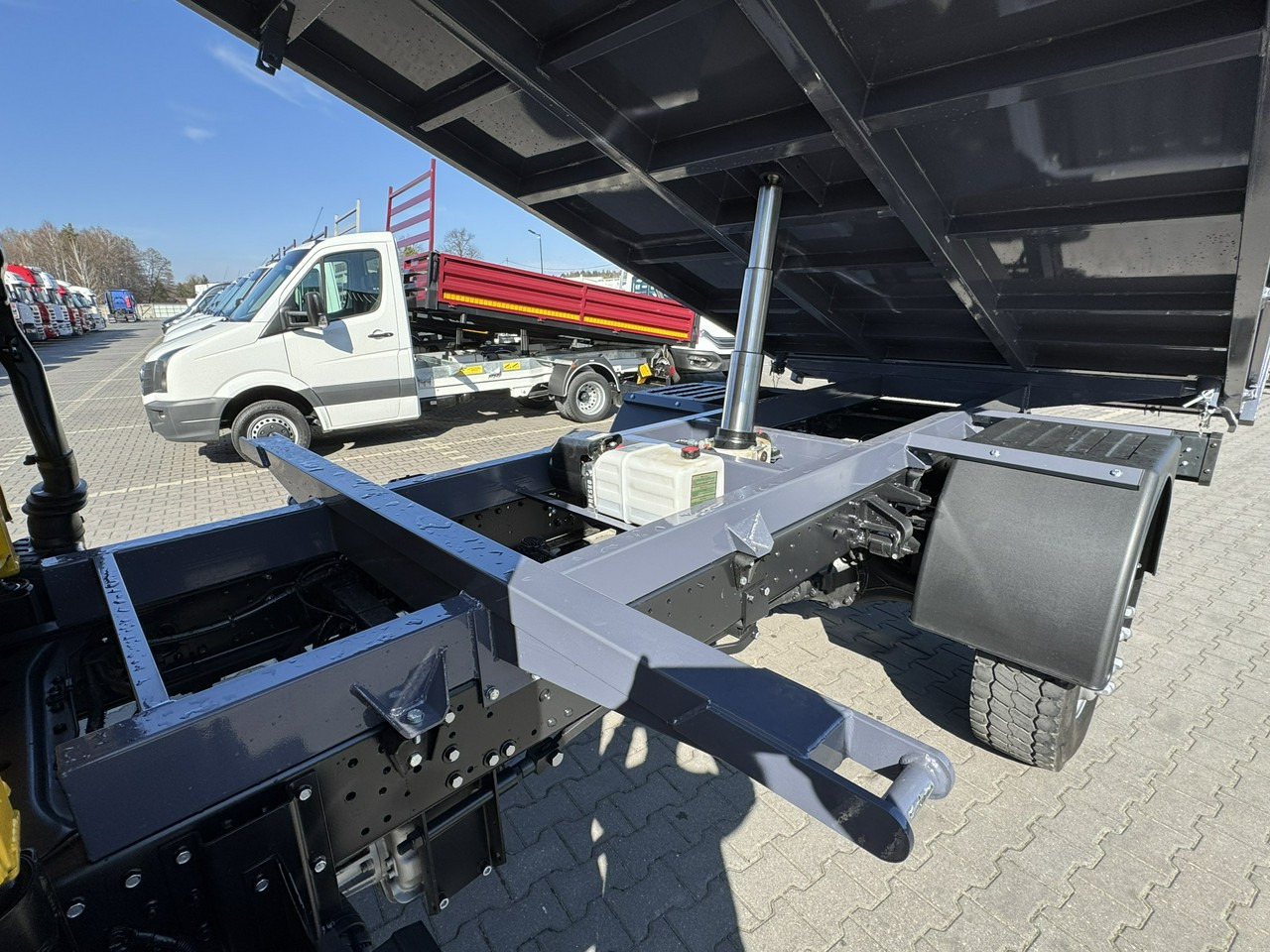 Savivartis sunkvežimis Mitsubishi Canter Fuso 4x4 17C18D 4.9/180KM Wywrotka 3-stronna: foto 10 Savivartis sunkvežimis Mitsubishi Canter Fuso 4x4 17C18D 4.9/180KM Wywrotka 3-stronna: foto 10