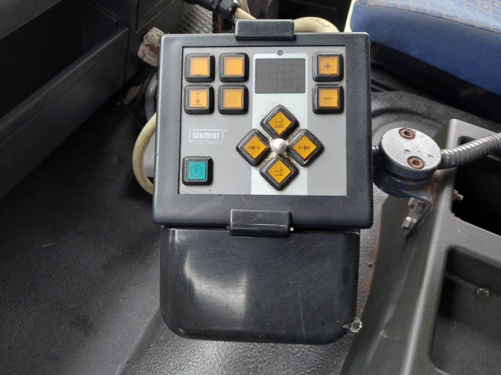 Savivartis sunkvežimis, Sunkvežimis su kranu MAN LE 8.220 4x4 / Kran: foto 8