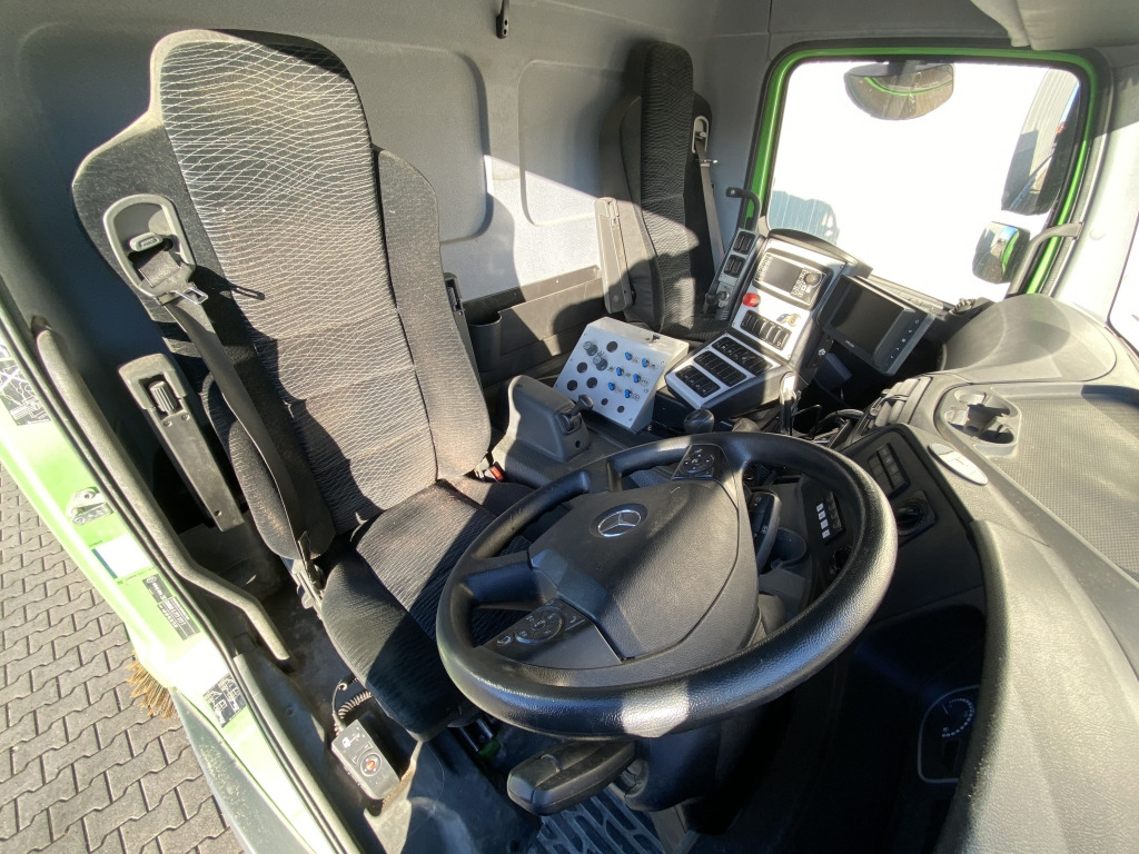 Mercedes-Benz 1323 LKO Atego - Gatvių šlavimo mašina: foto 5 Mercedes-Benz 1323 LKO Atego - Gatvių šlavimo mašina: foto 5