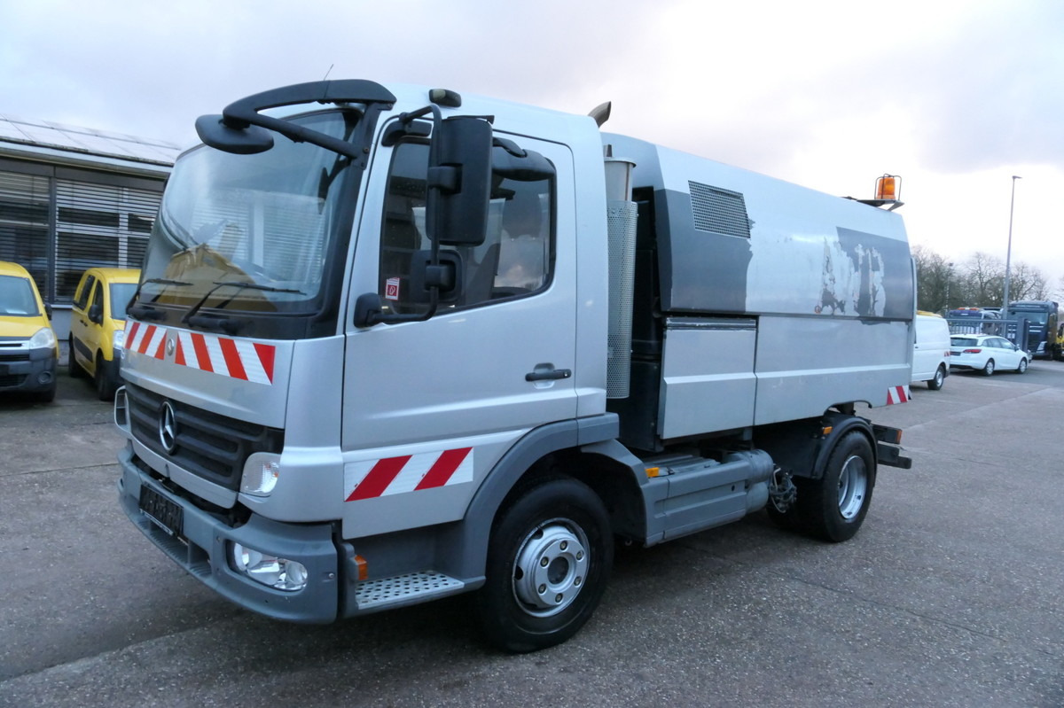 MERCEDES-BENZ Atego 1018 Rechtslenker Schmidt SK 500 R Rückfah - Gatvių šlavimo mašina: foto 1 MERCEDES-BENZ Atego 1018 Rechtslenker Schmidt SK 500 R Rückfah - Gatvių šlavimo mašina: foto 1