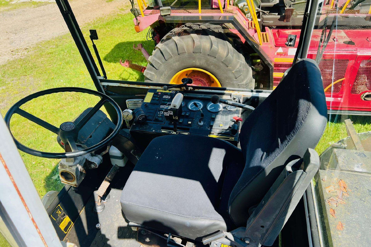 Steyr 8320 - Vynuogių derliaus nuėmimo mašinos: foto 2 Steyr 8320 - Vynuogių derliaus nuėmimo mašinos: foto 2