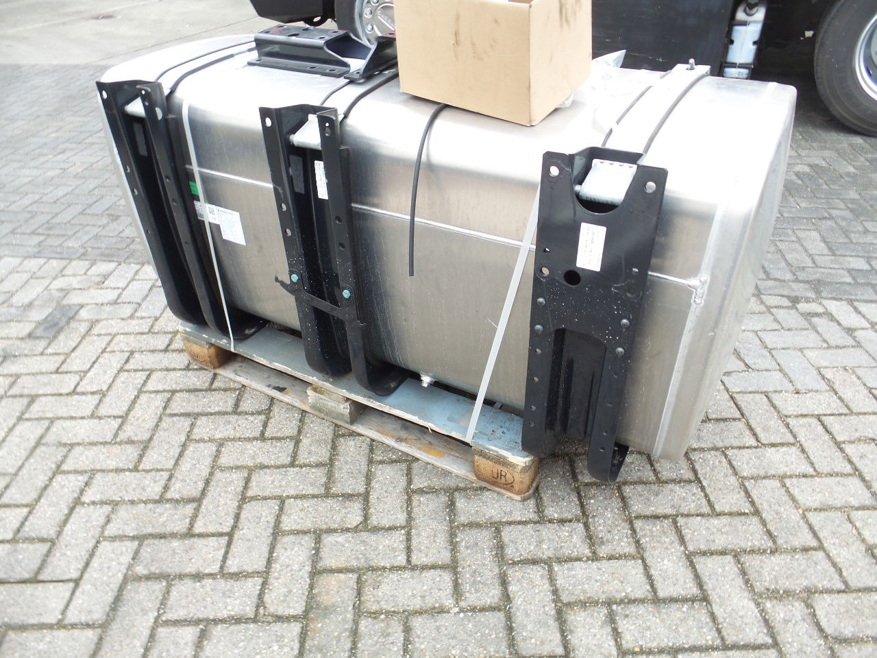 MAN 4 x Man 710 ltr tank orgineel / incl steunen / parts nr 81.12201-6949 160x70 - Degalų bakas: foto 4 MAN 4 x Man 710 ltr tank orgineel / incl steunen / parts nr 81.12201-6949 160x70 - Degalų bakas: foto 4