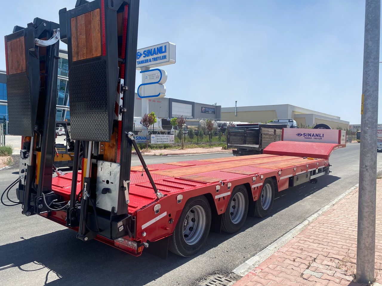 Lowbed Sinan Trailer Lowbed 3 axle - Žemo profilio platforma puspriekabė: foto 3 Lowbed Sinan Trailer Lowbed 3 axle - Žemo profilio platforma puspriekabė: foto 3