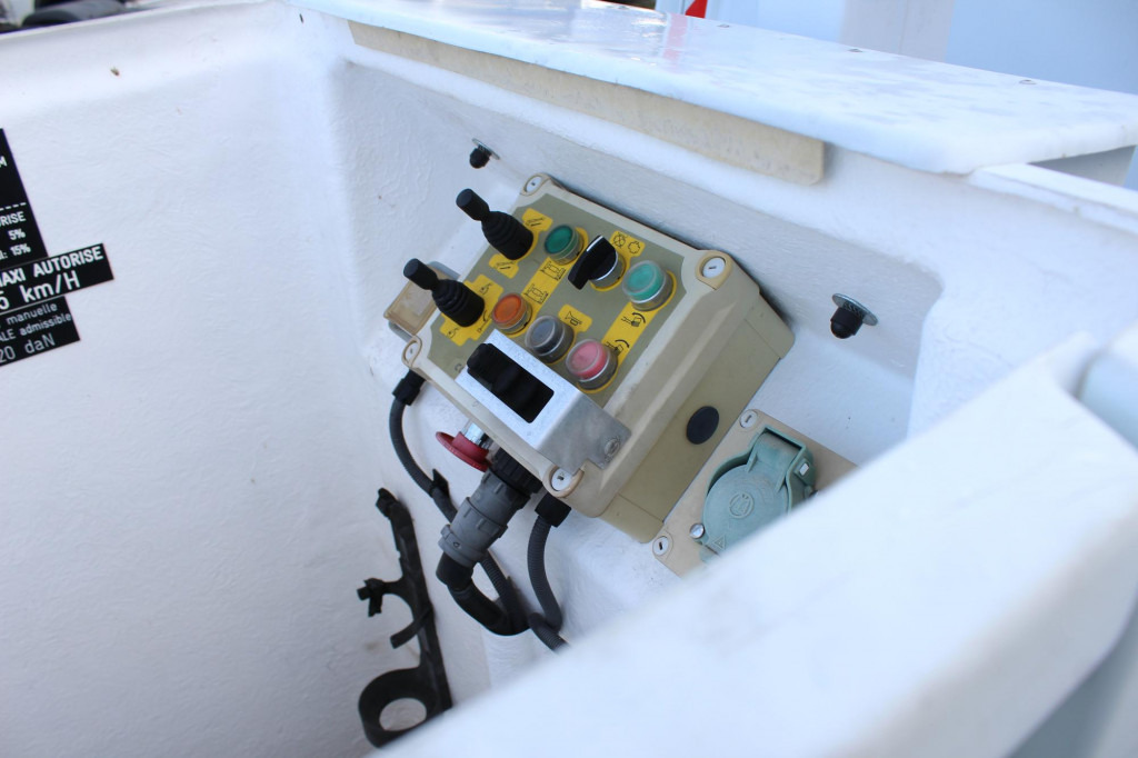 Renault Master Comilev 100TF1 10m Klima nur 167h HU-UVV - Autobokštelio: foto 3 Renault Master Comilev 100TF1 10m Klima nur 167h HU-UVV - Autobokštelio: foto 3