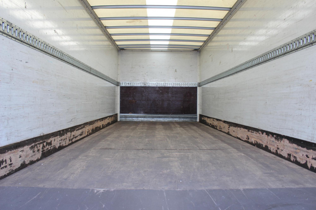 Volvo FM 330 E6 Koffer 7,8m Klima LBW Liftachse - Furgonas sunkvežimis: foto 2 Volvo FM 330 E6 Koffer 7,8m Klima LBW Liftachse - Furgonas sunkvežimis: foto 2