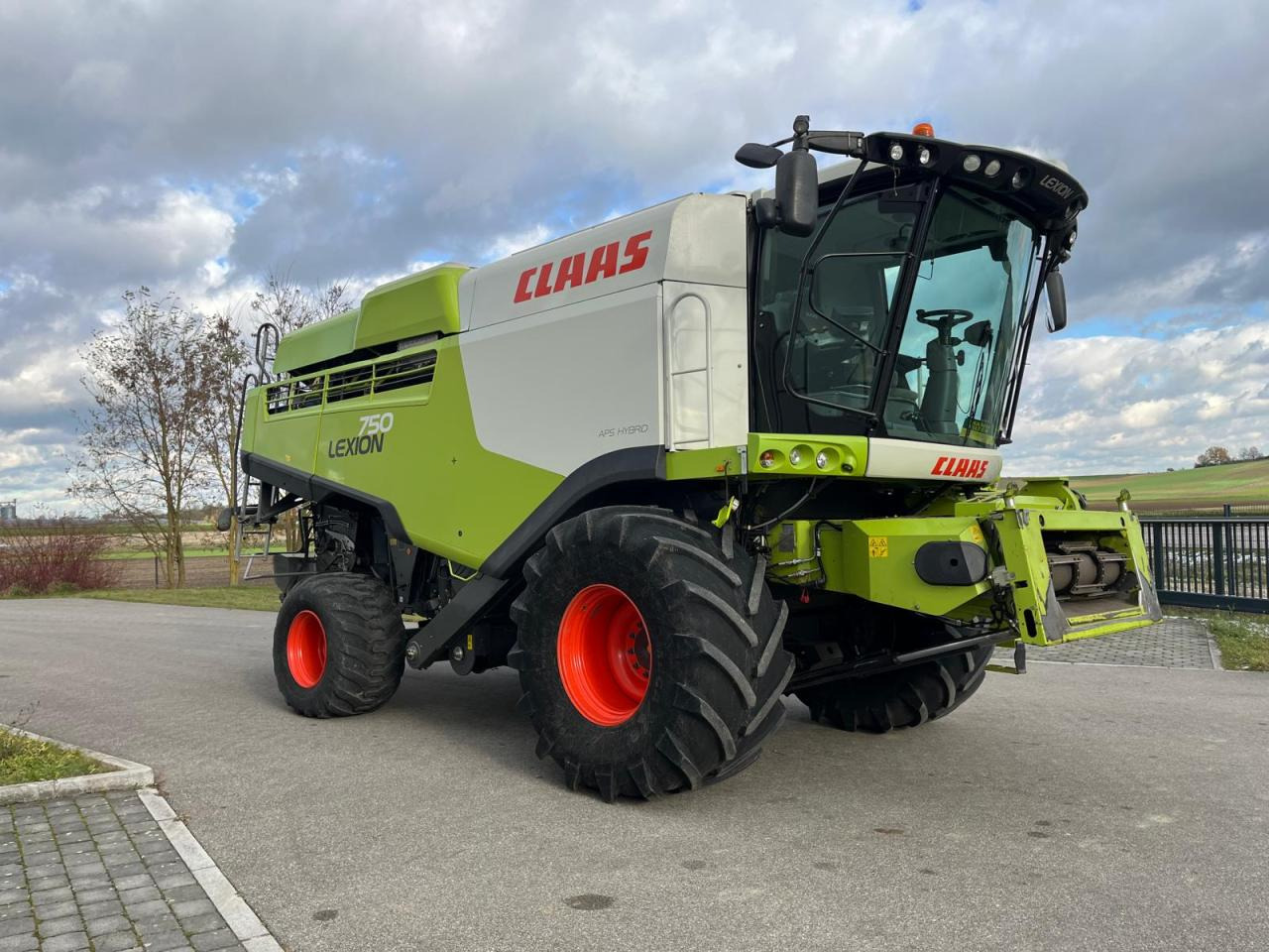 CLAAS Lexion 750 V-Kanal 3D, 30kmh, Mercedes Motor, Baujahr 2017 - Derliaus nuėmimo kombainas: foto 5 CLAAS Lexion 750 V-Kanal 3D, 30kmh, Mercedes Motor, Baujahr 2017 - Derliaus nuėmimo kombainas: foto 5