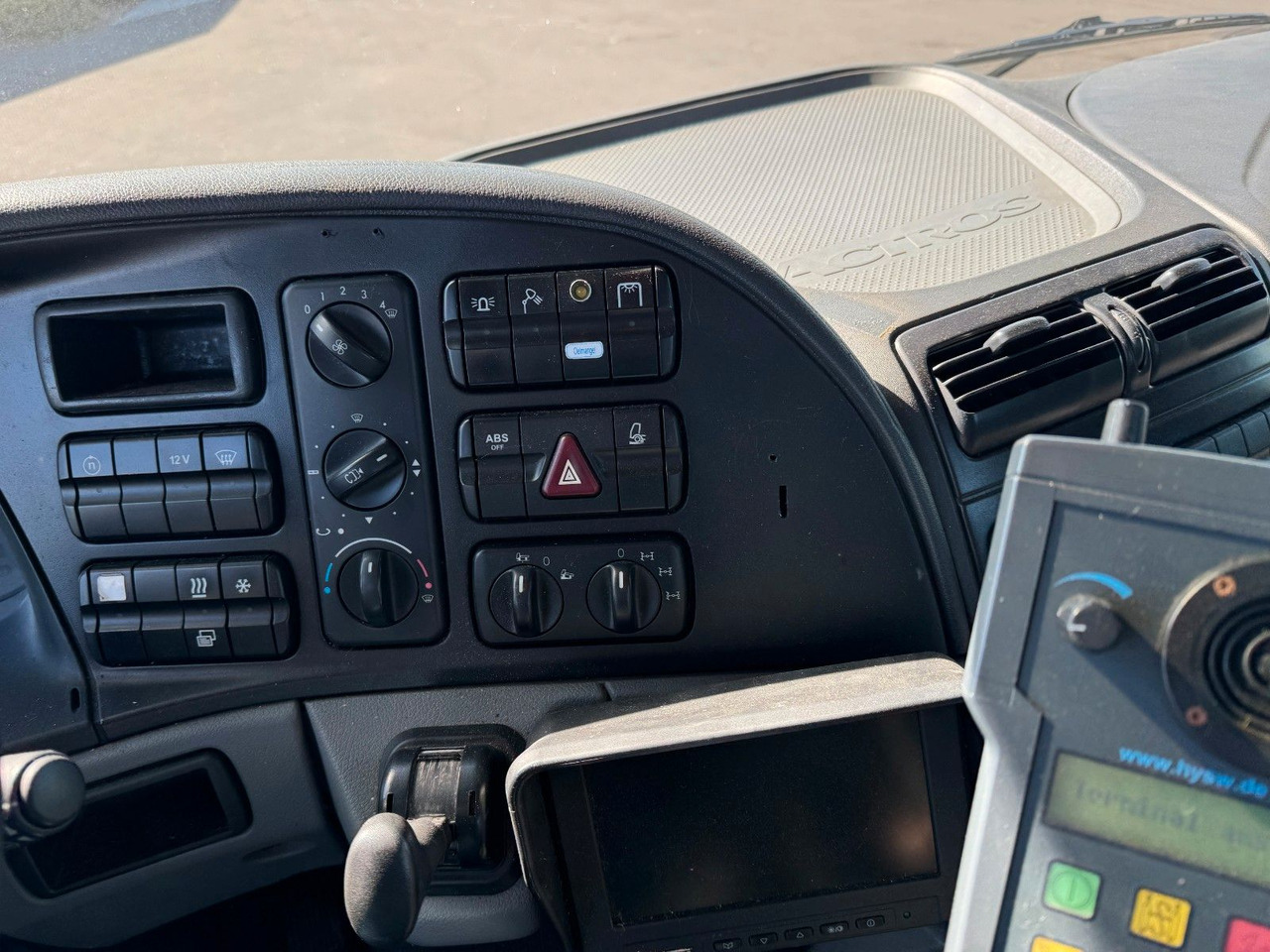 Mercedes-Benz Actros 3341 6x6 Kipperfahrgestell mit Zylinder - Važiuoklės sunkvežimis: foto 4 Mercedes-Benz Actros 3341 6x6 Kipperfahrgestell mit Zylinder - Važiuoklės sunkvežimis: foto 4