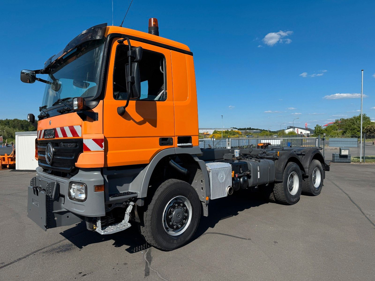 Mercedes-Benz Actros 3341 6x6 Kipperfahrgestell mit Zylinder - Važiuoklės sunkvežimis: foto 1 Mercedes-Benz Actros 3341 6x6 Kipperfahrgestell mit Zylinder - Važiuoklės sunkvežimis: foto 1