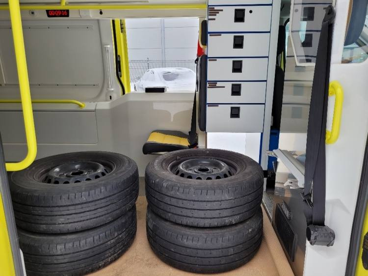 FORD TRANSIT 2,0TDI AMBULANCE KLIMA 4.2018 EURO 6, 3 UNITS - Greitosios pagalbos automobilis: foto 5 FORD TRANSIT 2,0TDI AMBULANCE KLIMA 4.2018 EURO 6, 3 UNITS - Greitosios pagalbos automobilis: foto 5