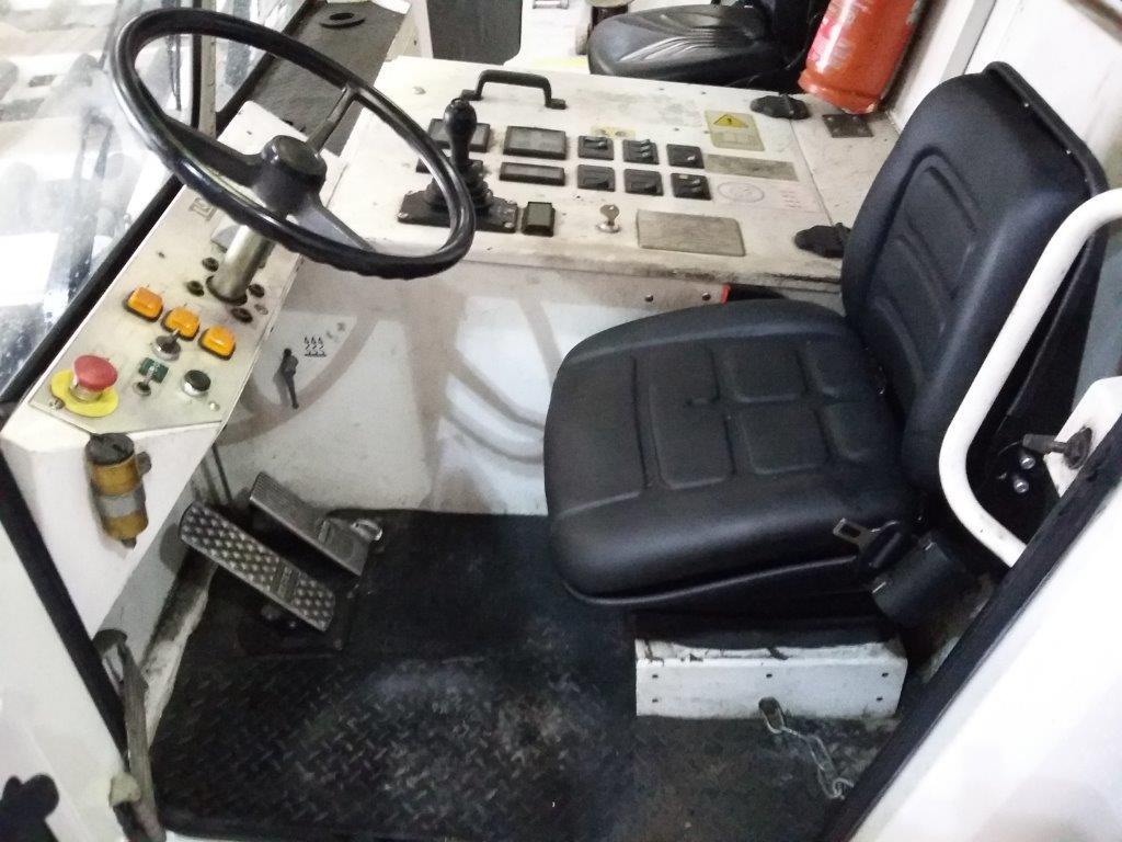 Pushback Tractor TLD TMX400-30 - Orlaivių vilkikas: foto 4 Pushback Tractor TLD TMX400-30 - Orlaivių vilkikas: foto 4