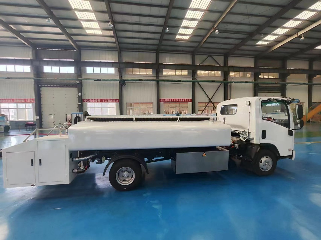 Toilet truck ISUZU - Tualetų aptarnavimo automobilis: foto 1 Toilet truck ISUZU - Tualetų aptarnavimo automobilis: foto 1