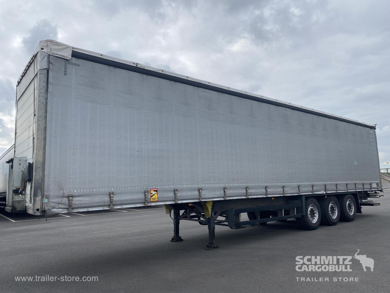 SCHMITZ Curtainsider Standard Taillift - Tentinė puspriekabė: foto 1 SCHMITZ Curtainsider Standard Taillift - Tentinė puspriekabė: foto 1
