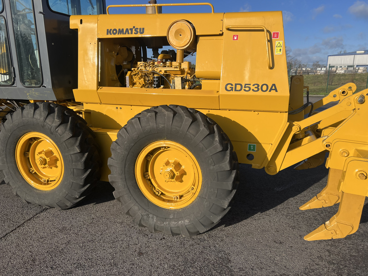 Greideris KOMATSU GD530A mit 5-Zahn-Heckaufreisser: foto 6