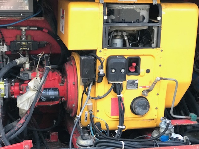 Schaefer KRZS 1000 Asphalt - Bitumen Reparaturzug mit Splittstreuer und Anpresswalzen - Asfalto mašina: foto 3 Schaefer KRZS 1000 Asphalt - Bitumen Reparaturzug mit Splittstreuer und Anpresswalzen - Asfalto mašina: foto 3