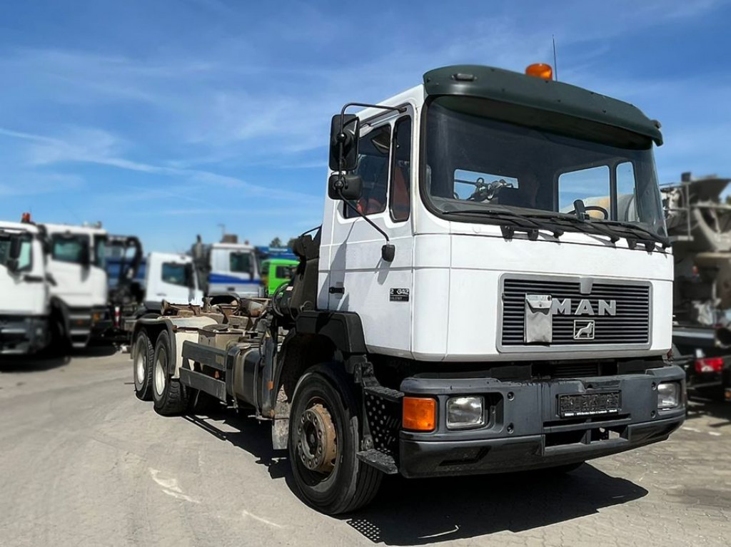MAN F2000 27.342 6x4 Abrollkipper mit Kran - Hook-lift sunkvežimis, Sunkvežimis su kranu: foto 2 MAN F2000 27.342 6x4 Abrollkipper mit Kran - Hook-lift sunkvežimis, Sunkvežimis su kranu: foto 2