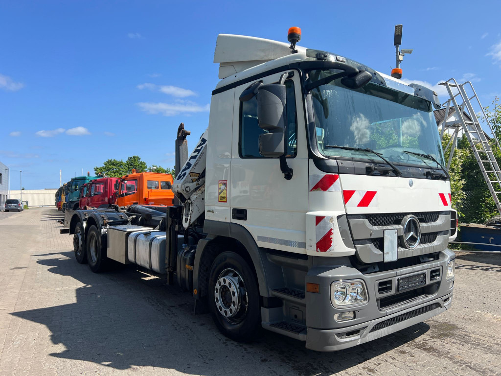 MERCEDES-BENZ Actros 2541 L6x2 Abrollkipper mit Kran Funk+Greiferst - Hook-lift sunkvežimis, Sunkvežimis su kranu: foto 3 MERCEDES-BENZ Actros 2541 L6x2 Abrollkipper mit Kran Funk+Greiferst - Hook-lift sunkvežimis, Sunkvežimis su kranu: foto 3