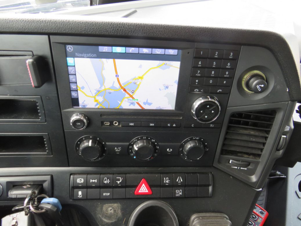 MERCEDES-BENZ Antos 1830 L nR 4x2 Standardkoffer LBW LBW 2to+Funk - Furgonas sunkvežimis: foto 2 MERCEDES-BENZ Antos 1830 L nR 4x2 Standardkoffer LBW LBW 2to+Funk - Furgonas sunkvežimis: foto 2