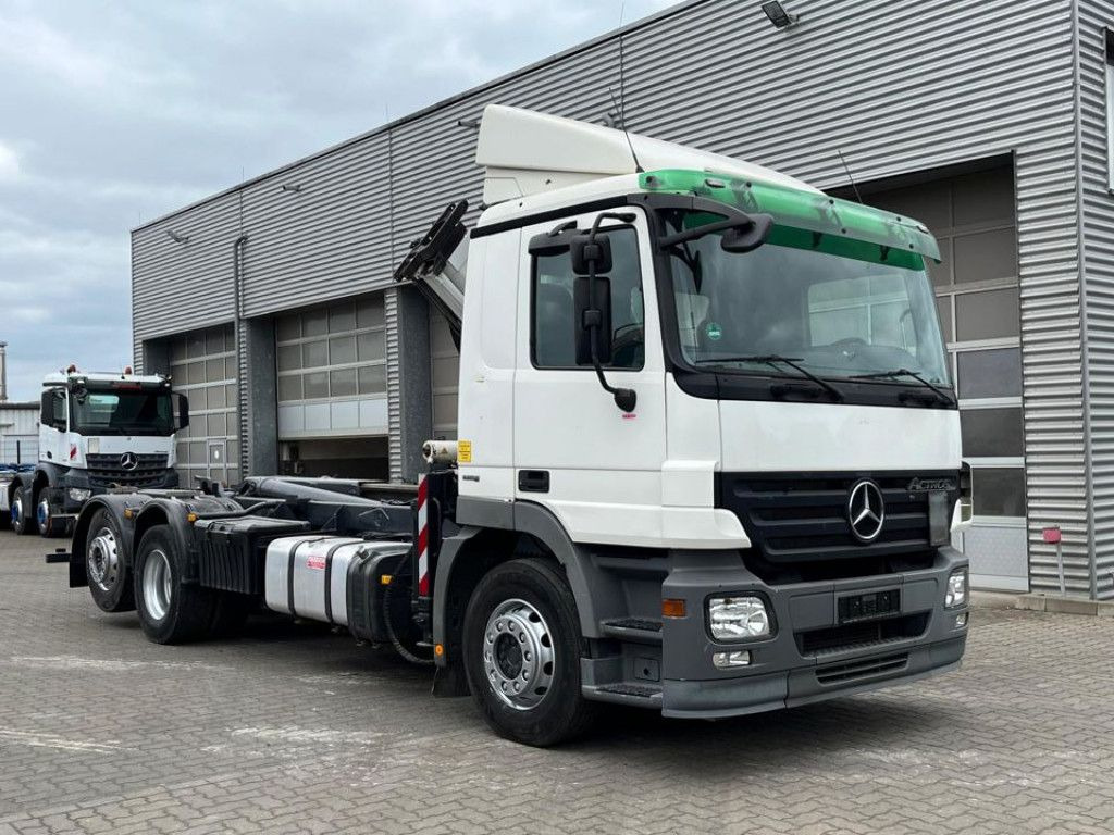Mercedes-Benz Actros 2541 L6x2 Abrollkipper mit Kran Funk+Grei - Hook-lift sunkvežimis, Sunkvežimis su kranu: foto 2 Mercedes-Benz Actros 2541 L6x2 Abrollkipper mit Kran Funk+Grei - Hook-lift sunkvežimis, Sunkvežimis su kranu: foto 2