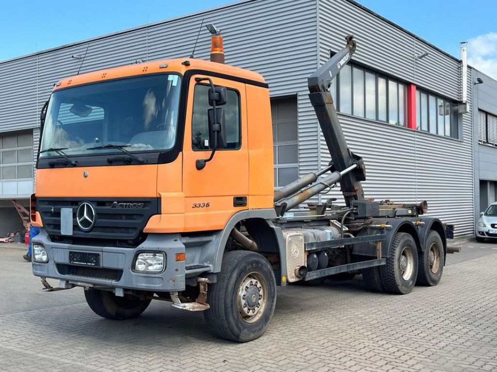 Mercedes-Benz Actros 3336 AK 6x6 Abrollkipper org. nur 84TKM - Hook-lift sunkvežimis: foto 1 Mercedes-Benz Actros 3336 AK 6x6 Abrollkipper org. nur 84TKM - Hook-lift sunkvežimis: foto 1