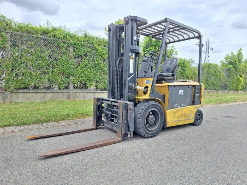 Caterpillar EP30K - Elektrinis krautuvas: foto 1 Caterpillar EP30K - Elektrinis krautuvas: foto 1