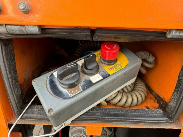 MAN TGL 12.220 4x2 BL Kehrmaschine Viajet 5RHS - Gatvių šlavimo mašina: foto 4 MAN TGL 12.220 4x2 BL Kehrmaschine Viajet 5RHS - Gatvių šlavimo mašina: foto 4