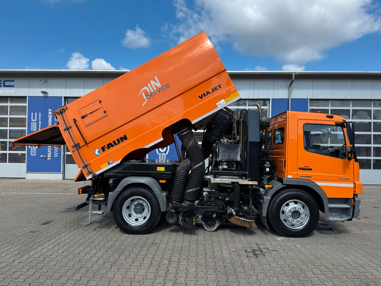 Mercedes-Benz ATEGO 1324 4x2 Kehrmaschine FAUN Viajet 6R/H - Gatvių šlavimo mašina: foto 4 Mercedes-Benz ATEGO 1324 4x2 Kehrmaschine FAUN Viajet 6R/H - Gatvių šlavimo mašina: foto 4