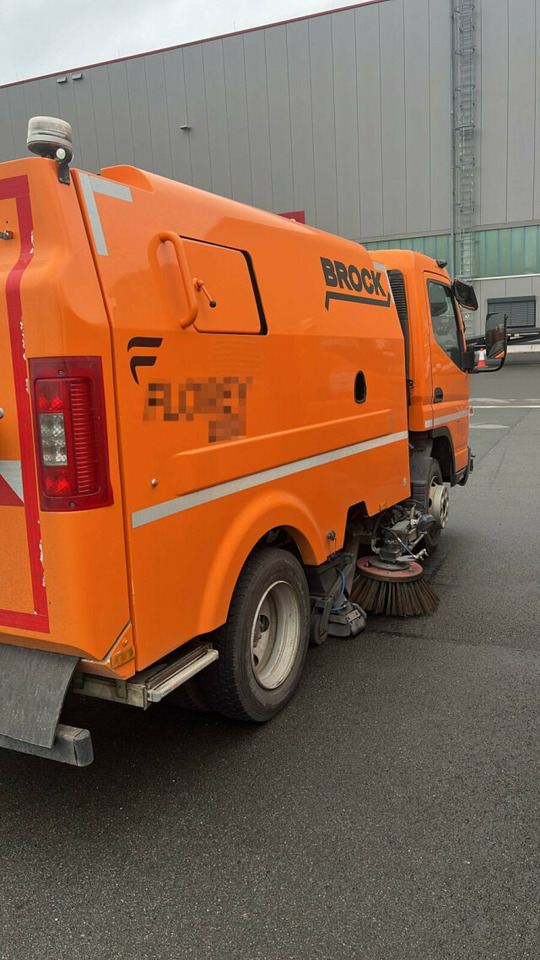 Mitsubishi Canter FUSO Kehrmaschine BROCK SL140 4 m³ - Gatvių šlavimo mašina: foto 3 Mitsubishi Canter FUSO Kehrmaschine BROCK SL140 4 m³ - Gatvių šlavimo mašina: foto 3