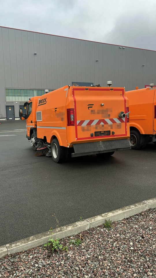 Mitsubishi Canter FUSO Kehrmaschine BROCK SL140 4 m³ - Gatvių šlavimo mašina: foto 5 Mitsubishi Canter FUSO Kehrmaschine BROCK SL140 4 m³ - Gatvių šlavimo mašina: foto 5