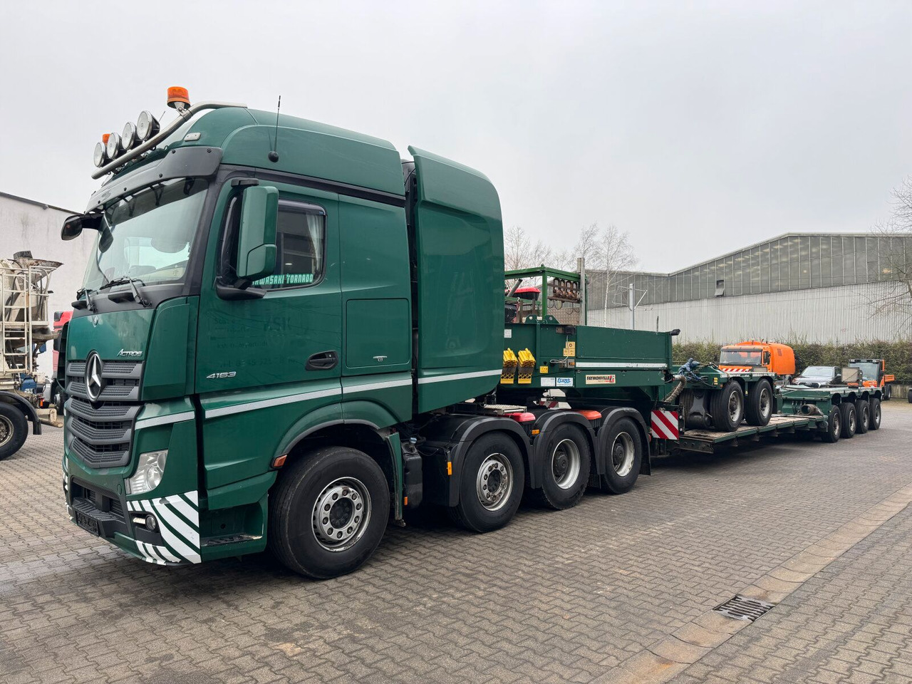 Mercedes-Benz ACTROS 4163 8x4 Schwerlast +Tieflader 4+2 *83 T - Vilkikas: foto 2 Mercedes-Benz ACTROS 4163 8x4 Schwerlast +Tieflader 4+2 *83 T - Vilkikas: foto 2