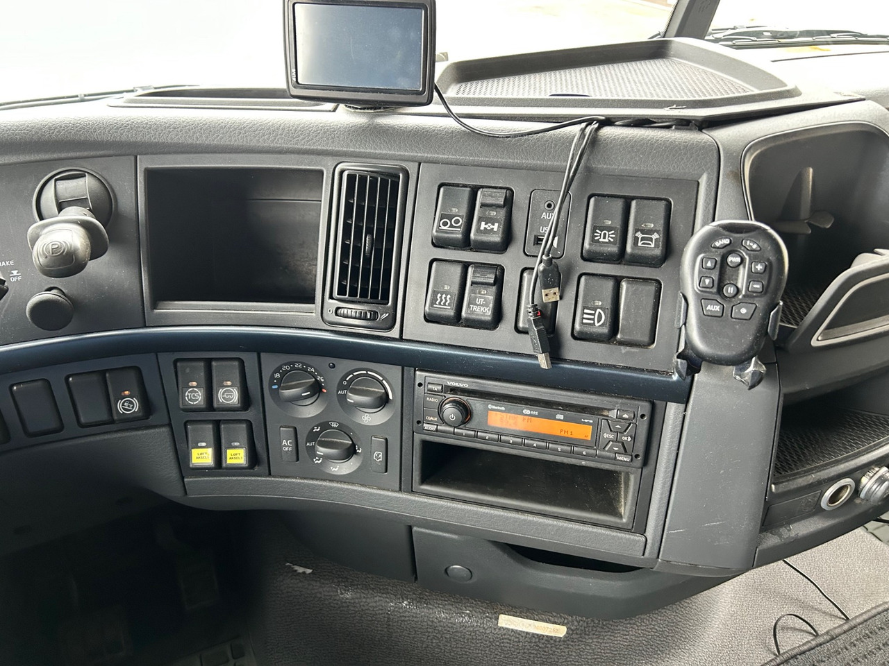 Platforminis/ Bortinis sunkvežimis, Sunkvežimis su kranu VOLVO FH460: foto 22