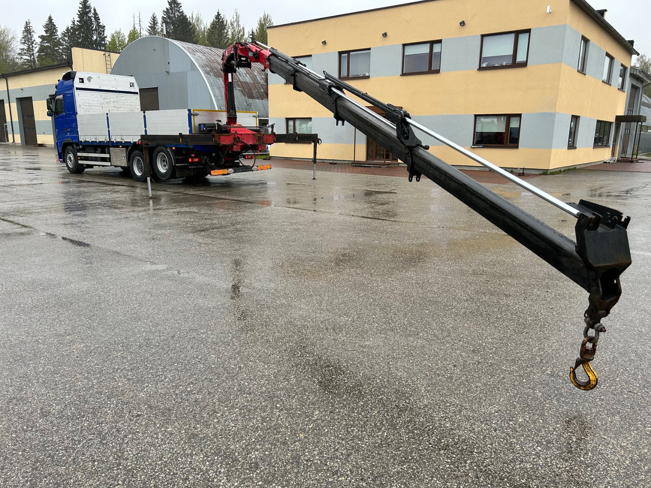 Platforminis/ Bortinis sunkvežimis, Sunkvežimis su kranu VOLVO FH460: foto 8
