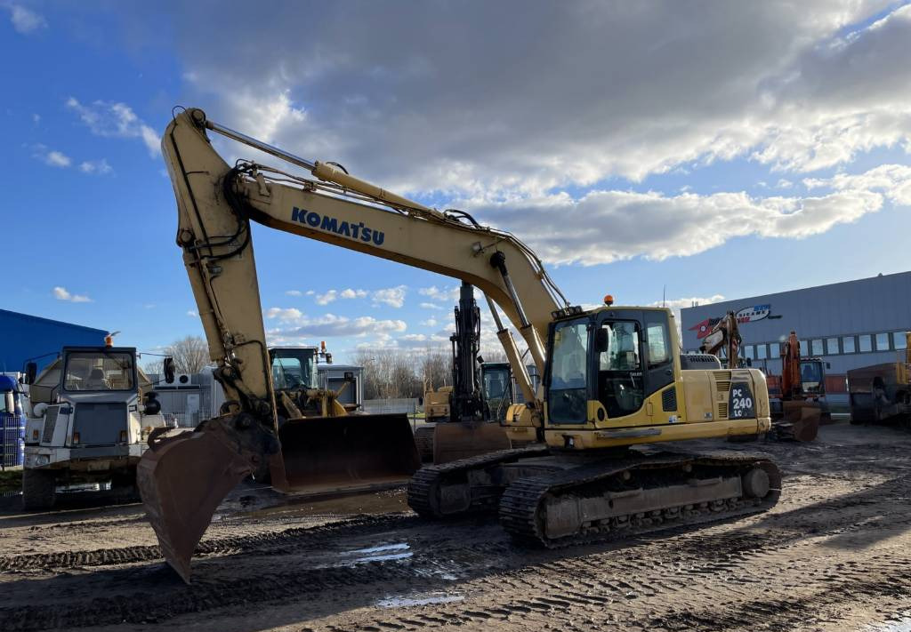 Komatsu PC 240LC-8 Hammerlines Klima 2 buckets - Vikšrinis ekskavatorius: foto 3 Komatsu PC 240LC-8 Hammerlines Klima 2 buckets - Vikšrinis ekskavatorius: foto 3