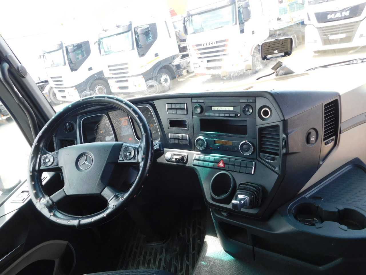Interior photo 1: Vilkikas Mercedes Actros 1842