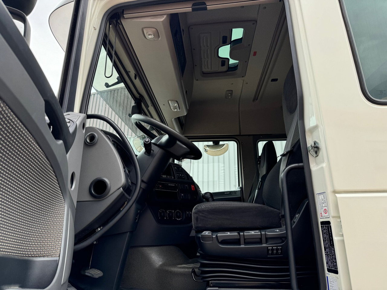 DAF XF 410 FA 4x2 XF 410 FA 4x2, Fahrschule, 2x AHK, 6 Sitze - Platforminis/ Bortinis sunkvežimis: foto 2 DAF XF 410 FA 4x2 XF 410 FA 4x2, Fahrschule, 2x AHK, 6 Sitze - Platforminis/ Bortinis sunkvežimis: foto 2