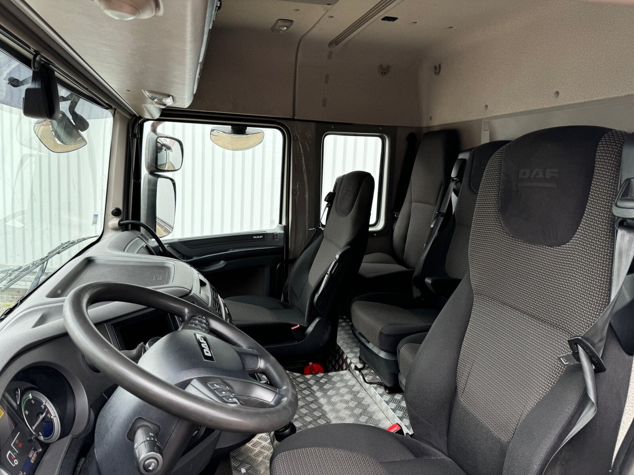DAF XF 410 FA 4x2 XF 410 FA 4x2, Fahrschule, 2x AHK, 6 Sitze - Platforminis/ Bortinis sunkvežimis: foto 3 DAF XF 410 FA 4x2 XF 410 FA 4x2, Fahrschule, 2x AHK, 6 Sitze - Platforminis/ Bortinis sunkvežimis: foto 3