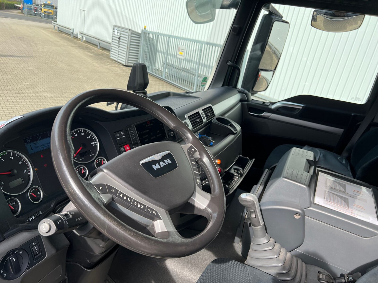 MAN TGS 26.360/400 6x2-4 BL TGS 26.360/400 6x2-4 BL, Lenk-/Lift, Kran Atlas AK 206.3E A5, Funk - Sunkvežimis su kranu, Platforminis/ Bortinis sunkvežimis: foto 3 MAN TGS 26.360/400 6x2-4 BL TGS 26.360/400 6x2-4 BL, Lenk-/Lift, Kran Atlas AK 206.3E A5, Funk - Sunkvežimis su kranu, Platforminis/ Bortinis sunkvežimis: foto 3