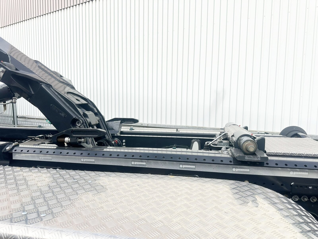 MAN TGS 35.480 8X4 BL TGS 35.480 8X4 BL, Intarder, Kran HMF 3220-K6, 4-fach Abstützung, Funk - Hook-lift sunkvežimis, Sunkvežimis su kranu: foto 5 MAN TGS 35.480 8X4 BL TGS 35.480 8X4 BL, Intarder, Kran HMF 3220-K6, 4-fach Abstützung, Funk - Hook-lift sunkvežimis, Sunkvežimis su kranu: foto 5