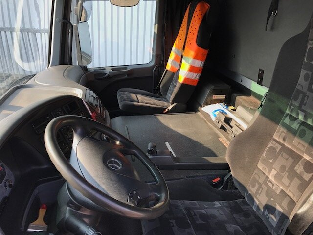 Mercedes-Benz Actros 1841 L 4x2 Actros 1841 L 4x2, Esterer Tankaufbau ca. 13.500l, 2 Kammern - Autocisterna: foto 5 Mercedes-Benz Actros 1841 L 4x2 Actros 1841 L 4x2, Esterer Tankaufbau ca. 13.500l, 2 Kammern - Autocisterna: foto 5