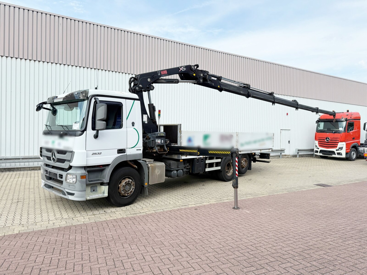 Mercedes-Benz Actros 2532 L 6x2 Actros 2532 L 6x2, Liftachse, Kran Hiab 244EP-5 HiDuo, Funk - Sunkvežimis su kranu, Platforminis/ Bortinis sunkvežimis: foto 1 Mercedes-Benz Actros 2532 L 6x2 Actros 2532 L 6x2, Liftachse, Kran Hiab 244EP-5 HiDuo, Funk - Sunkvežimis su kranu, Platforminis/ Bortinis sunkvežimis: foto 1