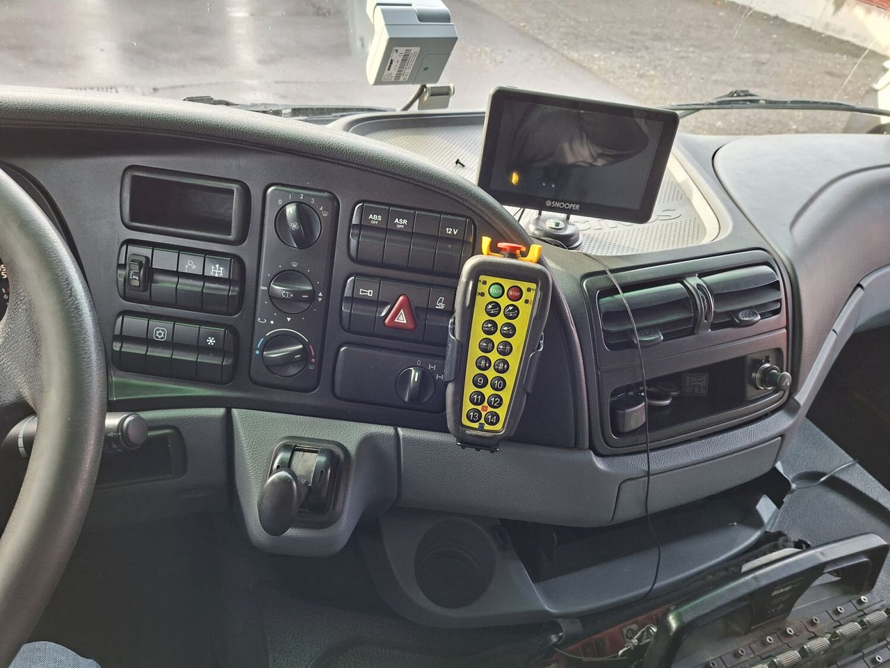 Mercedes-Benz Actros 4146 K 8x4/4 Actros 4146 K 8x4/4, Retarder, Kran Hiab XS 477 E-7 HiPro, Flyjib, Seilwinde, Funk - Hook-lift sunkvežimis, Sunkvežimis su kranu: foto 5 Mercedes-Benz Actros 4146 K 8x4/4 Actros 4146 K 8x4/4, Retarder, Kran Hiab XS 477 E-7 HiPro, Flyjib, Seilwinde, Funk - Hook-lift sunkvežimis, Sunkvežimis su kranu: foto 5