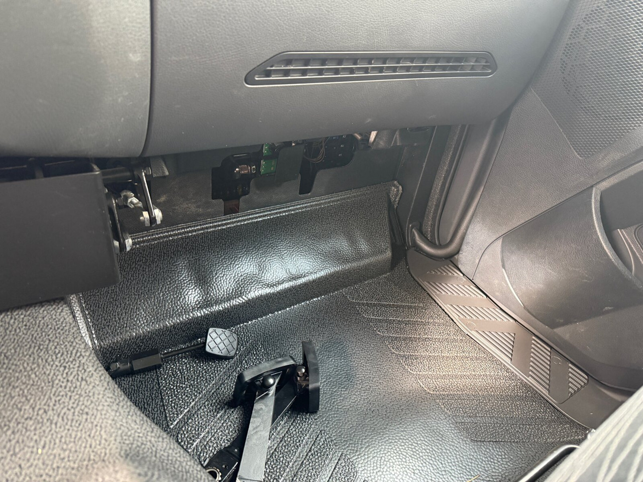 Mercedes-Benz Arocs 1827 A 4x4 Arocs 1827 A 4x4, Ex-Bundeswehr! - Platforminis/ Bortinis sunkvežimis: foto 4 Mercedes-Benz Arocs 1827 A 4x4 Arocs 1827 A 4x4, Ex-Bundeswehr! - Platforminis/ Bortinis sunkvežimis: foto 4