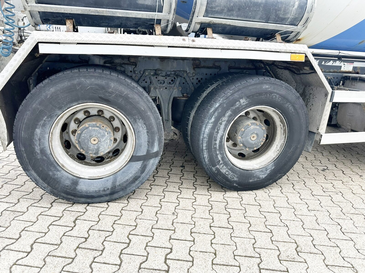 Mercedes-Benz Arocs 3251 LB 8x4/4 Arocs 3251 LB 8x4/4, Betonmischer Liebherr ca. 9m³ - Betonvežis: foto 3 Mercedes-Benz Arocs 3251 LB 8x4/4 Arocs 3251 LB 8x4/4, Betonmischer Liebherr ca. 9m³ - Betonvežis: foto 3