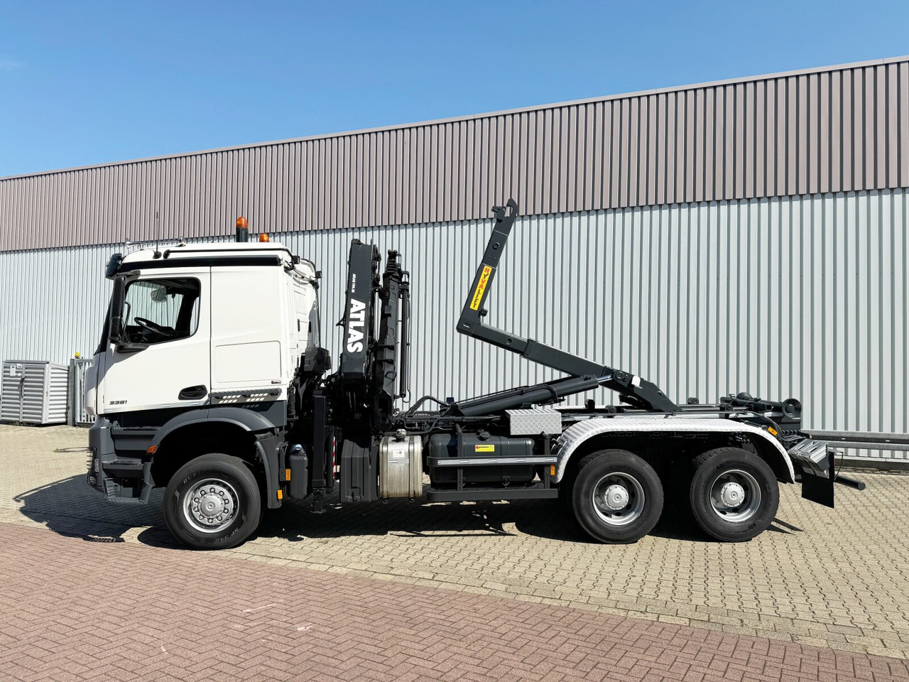 Mercedes-Benz Arocs 3351 AK 6x6 Arocs 3351 AK 6x6, Retarder, Navi, Grounder, Kran Atlas AK 190.2E, Funk - Hook-lift sunkvežimis, Sunkvežimis su kranu: foto 1 Mercedes-Benz Arocs 3351 AK 6x6 Arocs 3351 AK 6x6, Retarder, Navi, Grounder, Kran Atlas AK 190.2E, Funk - Hook-lift sunkvežimis, Sunkvežimis su kranu: foto 1