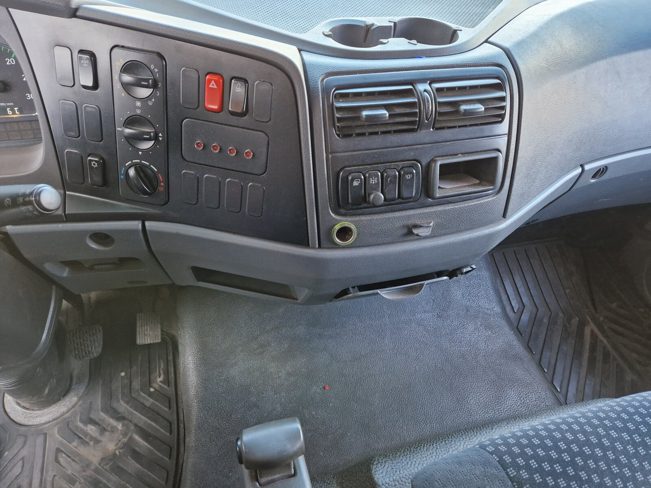 Mercedes-Benz Atego 1218 L 4x2 1218 L 4x2, Fassi Kran F 95A21 5.9m-1.545 kg, - Sunkvežimis su kranu: foto 4 Mercedes-Benz Atego 1218 L 4x2 1218 L 4x2, Fassi Kran F 95A21 5.9m-1.545 kg, - Sunkvežimis su kranu: foto 4