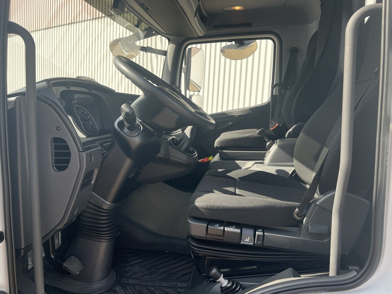 Mercedes-Benz Atego 818 K 4x2 Atego 818 K 4x2, 2x AHK, Meiller-Kipper, mehrfach Vorhanden! - Savivartis sunkvežimis: foto 4 Mercedes-Benz Atego 818 K 4x2 Atego 818 K 4x2, 2x AHK, Meiller-Kipper, mehrfach Vorhanden! - Savivartis sunkvežimis: foto 4