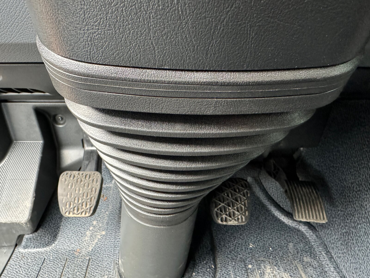 Furgonas sunkvežimis Mercedes-Benz Axor 1833 L 4x2 Axor 1833 L 4x2, Getränkekoffer: foto 4